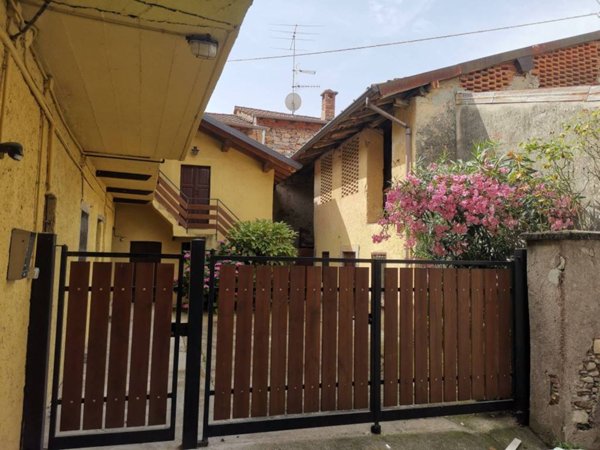 casa indipendente in vendita a Gavirate