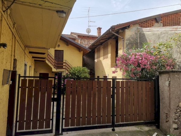 casa indipendente in vendita a Gavirate