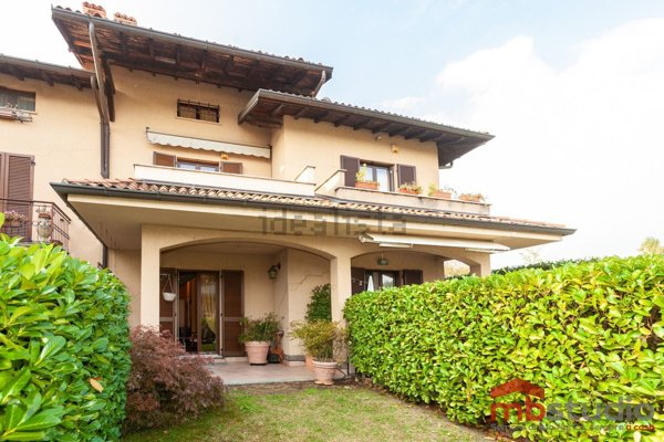 casa indipendente in vendita a Gavirate