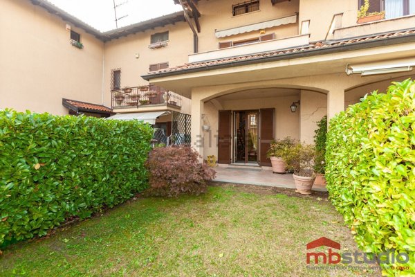 casa indipendente in vendita a Gavirate in zona Oltrona al Lago