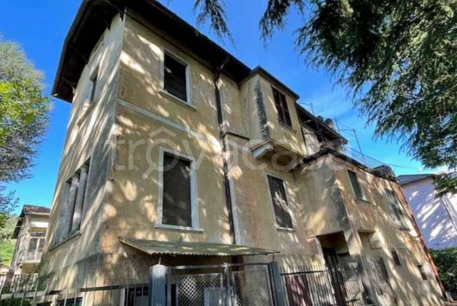 casa indipendente in vendita a Gavirate