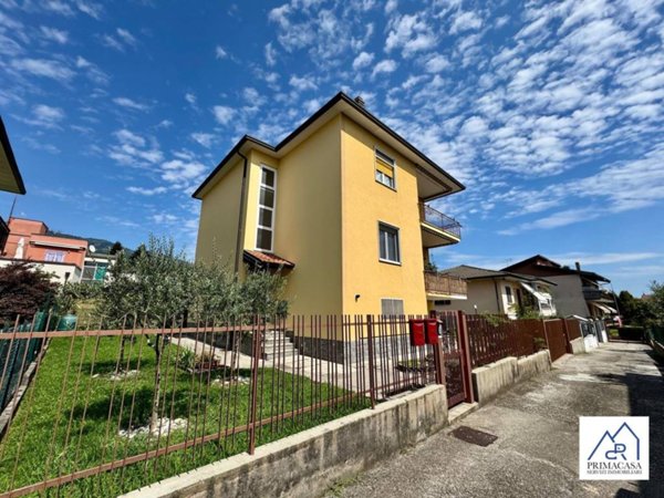 casa indipendente in vendita a Gavirate