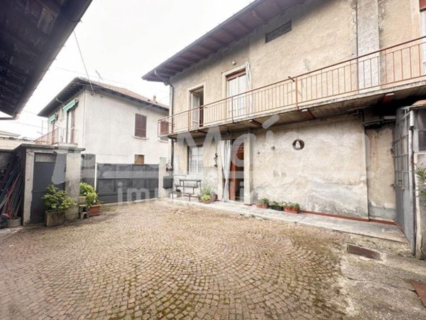 casa indipendente in vendita a Gavirate