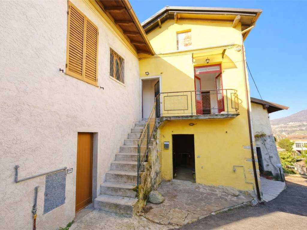 casa indipendente in vendita a Gavirate in zona Oltrona al Lago