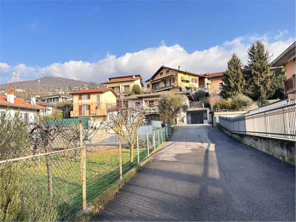 casa indipendente in vendita a Gavirate in zona Voltorre