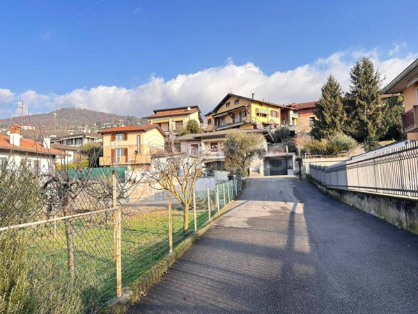 casa indipendente in vendita a Gavirate in zona Voltorre