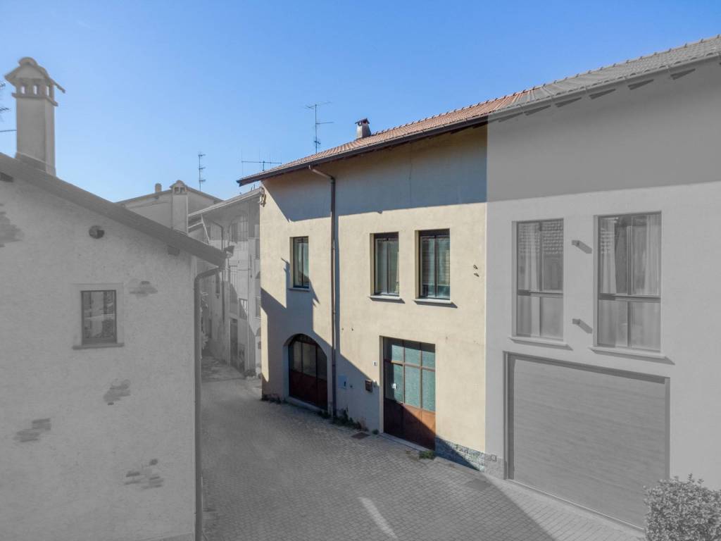 casa indipendente in vendita a Gavirate