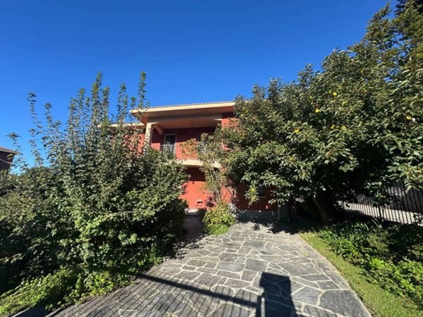 casa indipendente in vendita a Gavirate