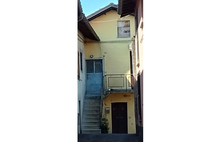 casa indipendente in vendita a Gavirate in zona Oltrona al Lago