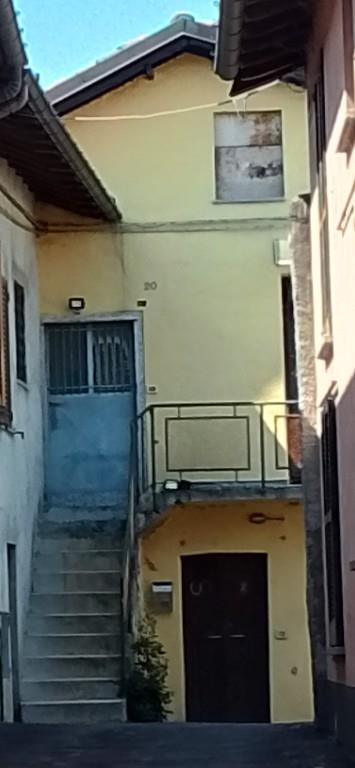 casa indipendente in vendita a Gavirate in zona Oltrona al Lago