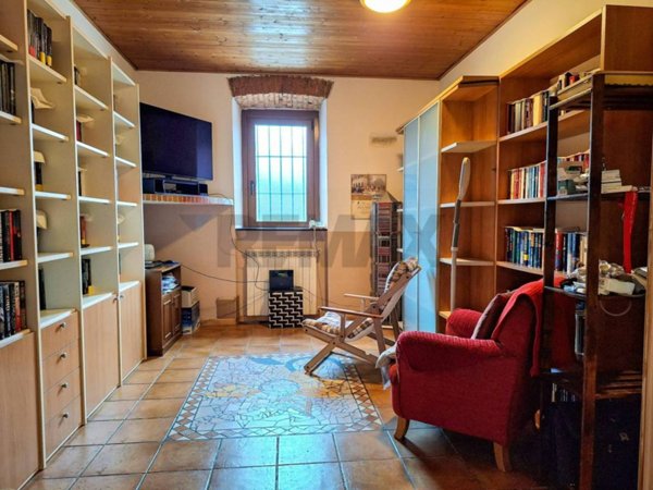 appartamento in vendita a Gavirate in zona Voltorre