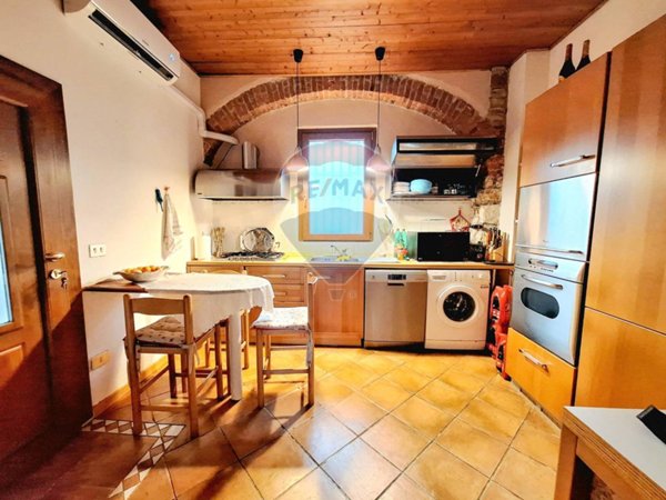 appartamento in vendita a Gavirate in zona Voltorre