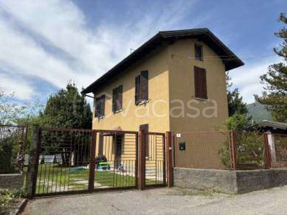 casa indipendente in vendita a Gavirate