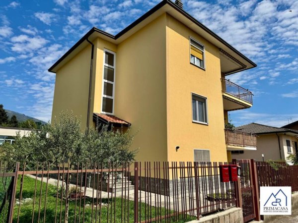 casa indipendente in vendita a Gavirate