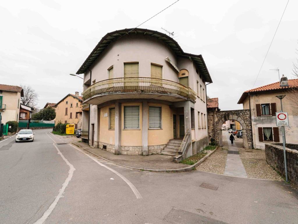 casa indipendente in vendita a Gavirate