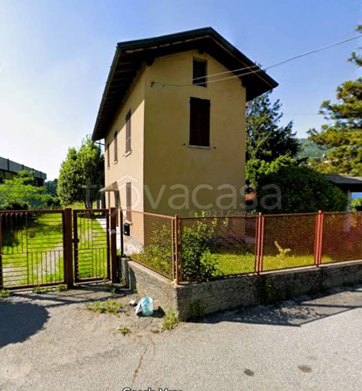 casa indipendente in vendita a Gavirate in zona Oltrona al Lago