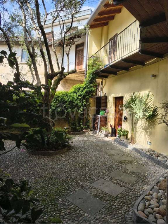 appartamento in vendita a Gavirate