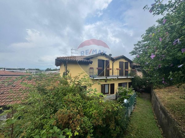 casa indipendente in vendita a Gavirate
