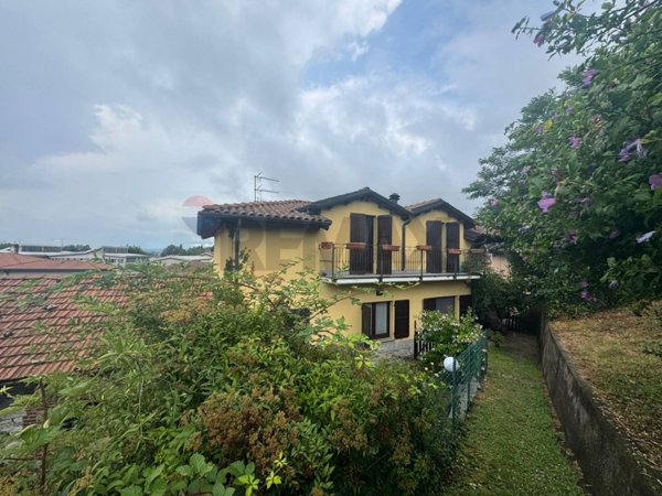 casa semindipendente in vendita a Gavirate in zona Oltrona al Lago