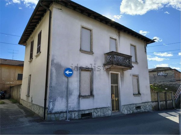 casa indipendente in vendita a Gavirate