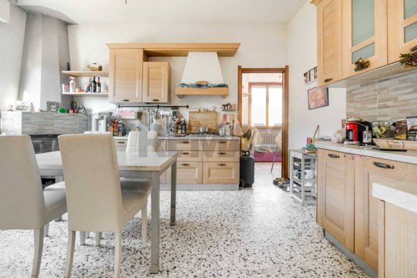 casa indipendente in vendita a Gavirate