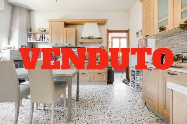 casa indipendente in vendita a Gavirate