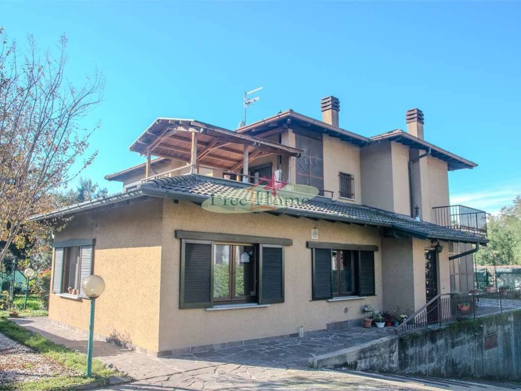 casa indipendente in vendita a Gavirate in zona Oltrona al Lago