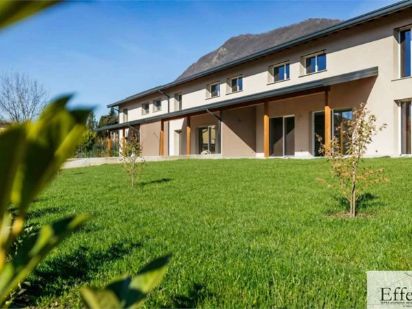 casa indipendente in vendita a Gavirate