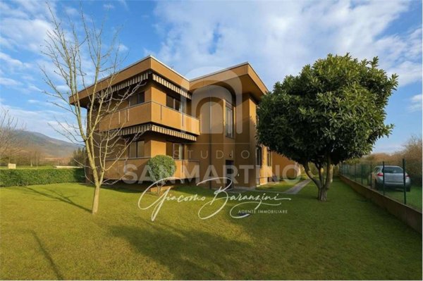 appartamento in vendita a Gavirate in zona Oltrona al Lago