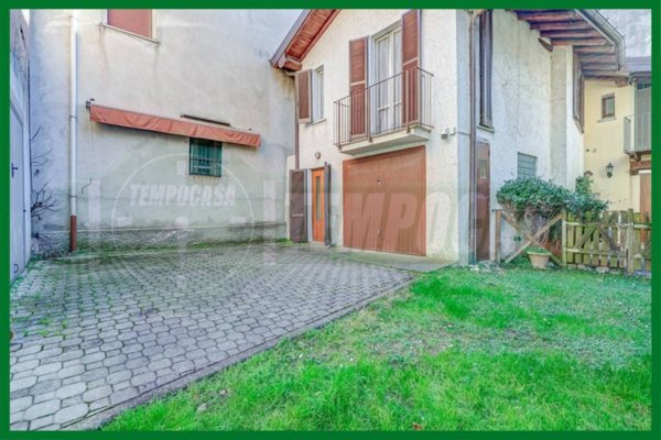 casa indipendente in vendita a Gavirate