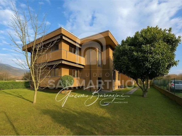 appartamento in vendita a Gavirate in zona Oltrona al Lago