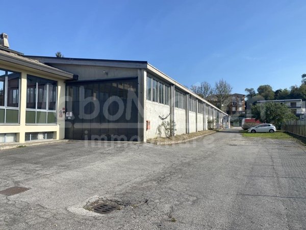 negozio in vendita a Gavirate in zona Oltrona al Lago