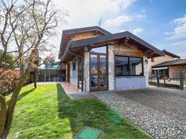casa indipendente in vendita a Gavirate
