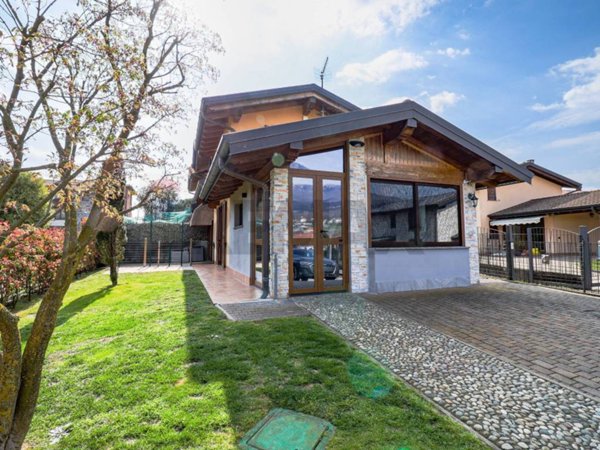 casa indipendente in vendita a Gavirate