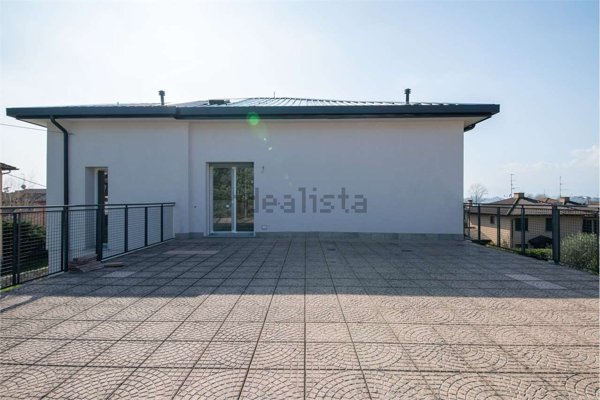 appartamento in vendita a Gavirate in zona Voltorre