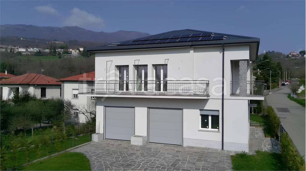 casa indipendente in vendita a Gavirate in zona Voltorre