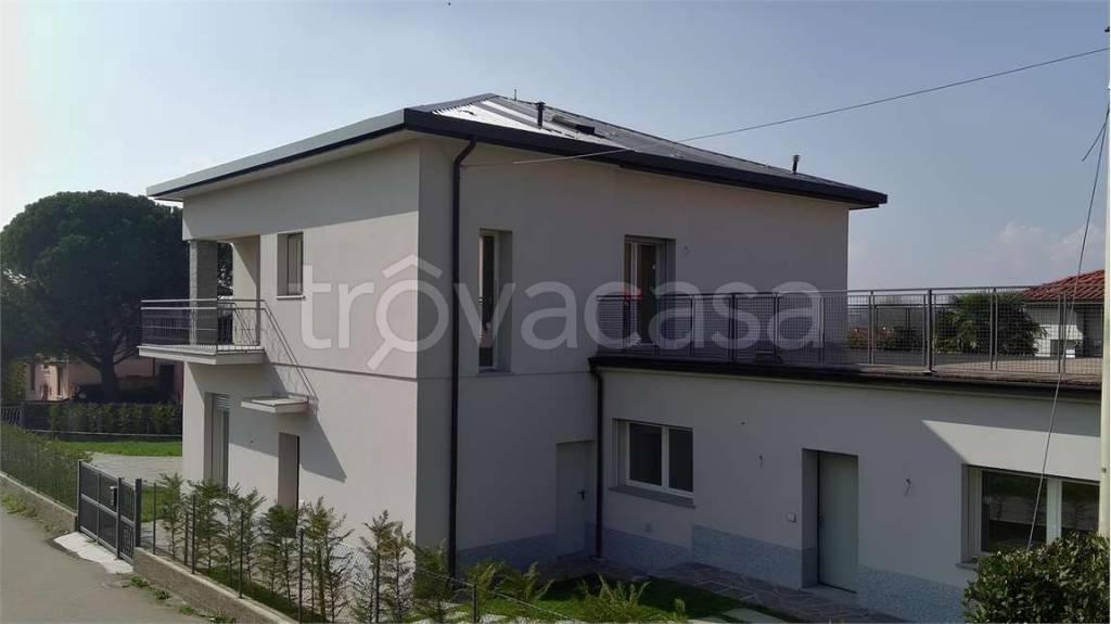 appartamento in vendita a Gavirate in zona Voltorre
