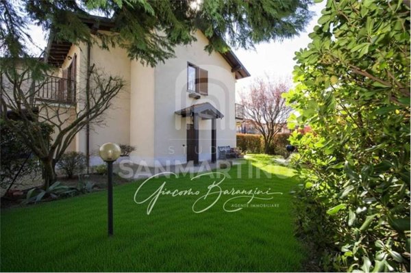 casa indipendente in vendita a Gavirate in zona Oltrona al Lago