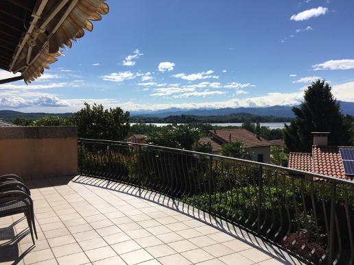 appartamento in vendita a Gavirate in zona Oltrona al Lago