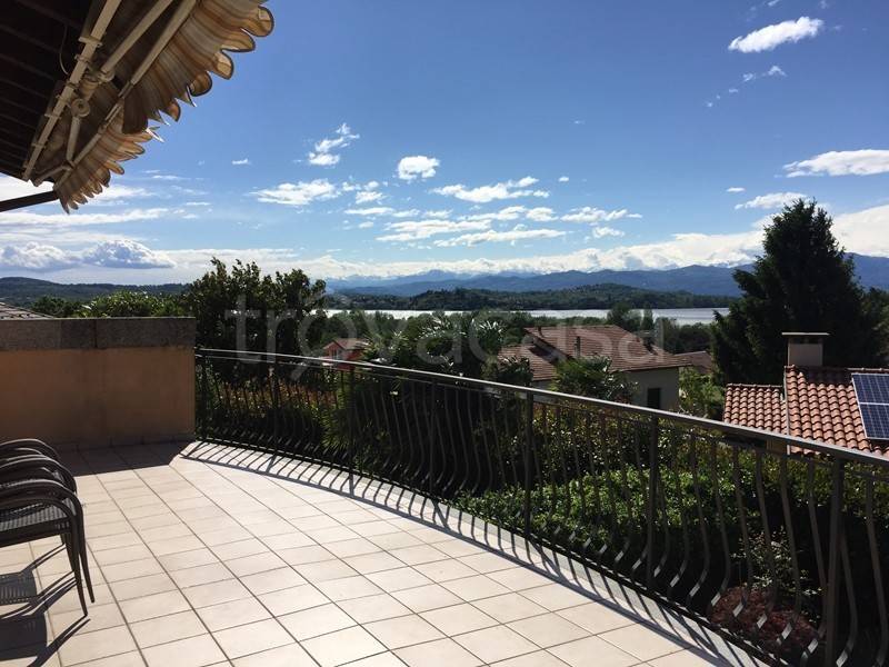 appartamento in vendita a Gavirate in zona Oltrona al Lago