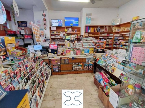 negozio in vendita a Gavirate in zona Voltorre