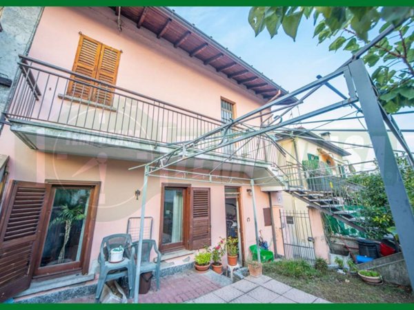 casa indipendente in vendita a Gavirate