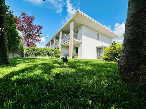 casa indipendente in vendita a Gavirate