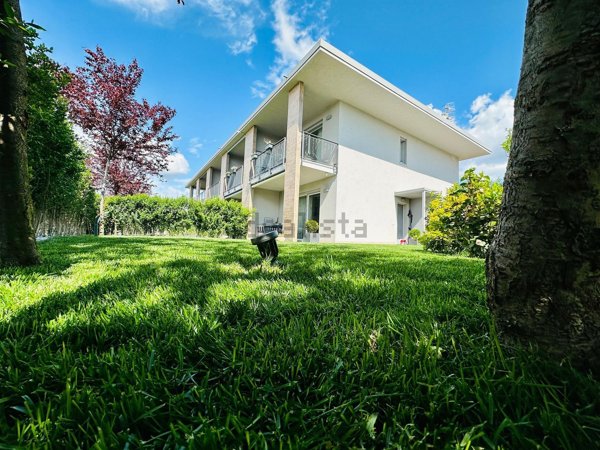 casa indipendente in vendita a Gavirate