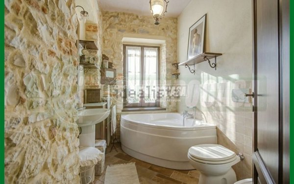 appartamento in vendita a Gavirate in zona Voltorre