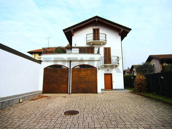 casa indipendente in vendita a Gavirate in zona Voltorre