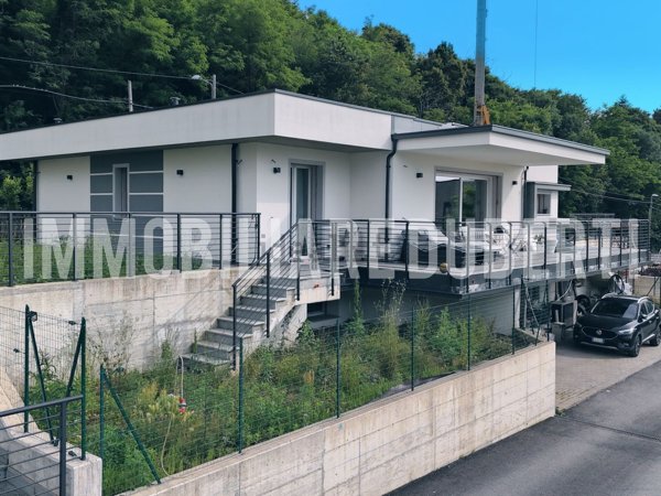 casa indipendente in vendita a Gavirate