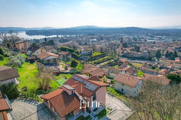 casa indipendente in vendita a Gavirate