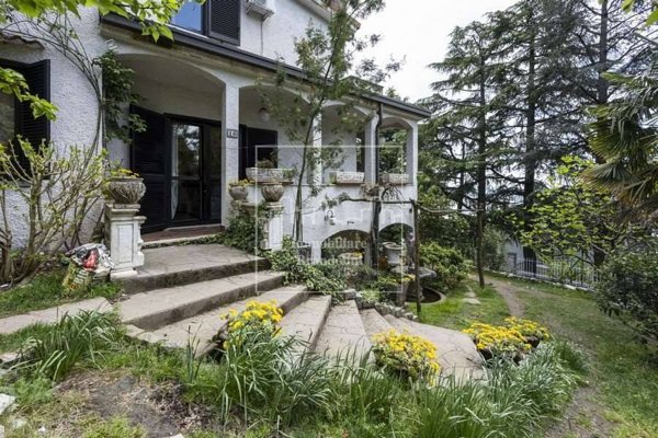 casa indipendente in vendita a Gavirate