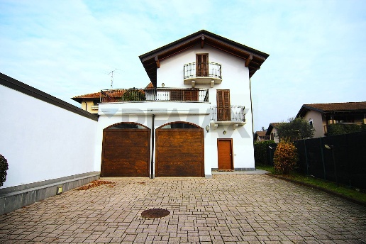 casa indipendente in vendita a Gavirate in zona Voltorre